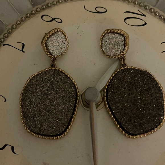 Gorgeous sparkle stone earrings 💫 - Picture 2 of 3